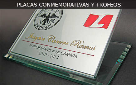 Placa conmemorativa en vidrio